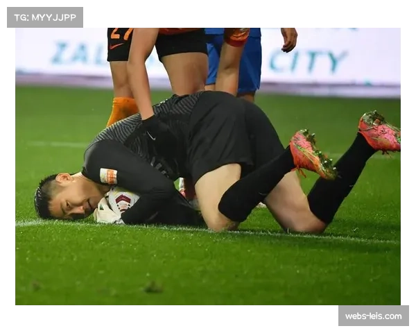 【2022026年4月中超联赛·赛后·特写绝平后瘫坐草皮，沧州雄狮门将邵镤亮获评全场最佳